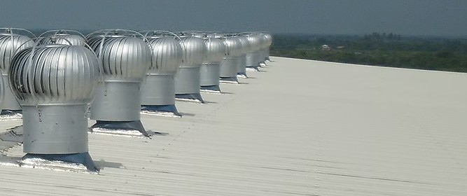 Extractores eólicos instalados en cubierta industrial